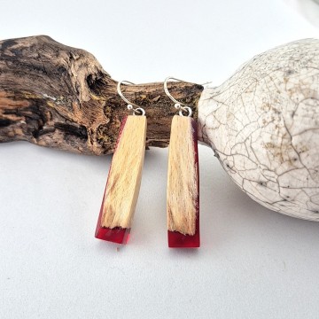 Rode oorbellen met hout