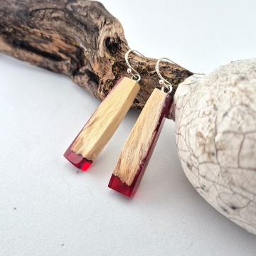 Handgemaakte oorbellen met rode epoxy hars
