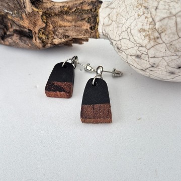 Matte zwarte epoxy met hout oorbellen met pin/stud