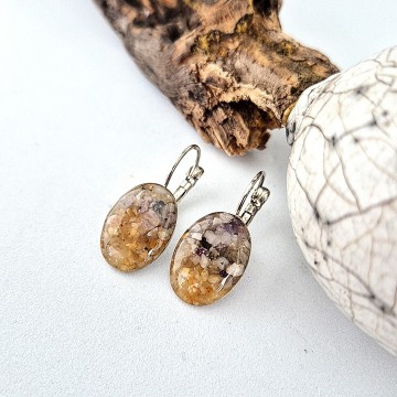 Hang oorbellen met epoxy en zand uit Portugal