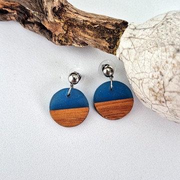 Ronde blauwe epoxy hars oorbellen met hout