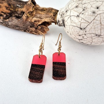 Hout met roze epoxy met haak